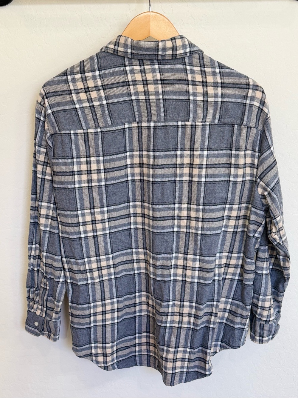 Old Navy The Boyfriend Shirt Plaid Flannel Grey Tan Size M Taylor Swift Evermore - Picture 3 of 4